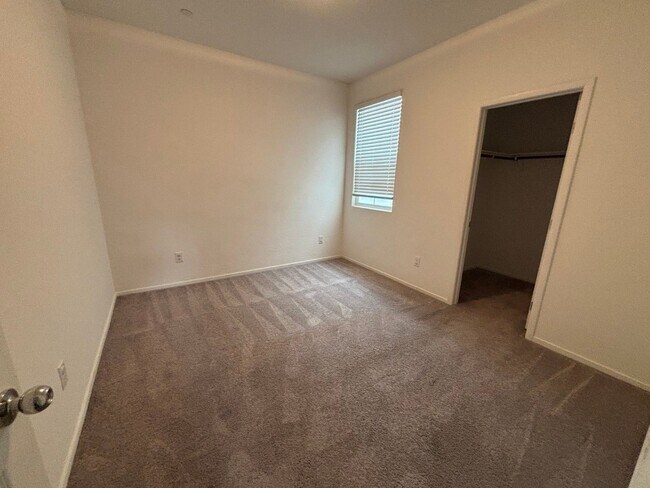 Building Photo - Beautiful Gated 3-Bed, 2.5-Bath Townhome i...