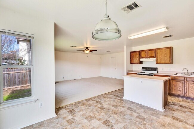 Building Photo - 5204 Bahan Dr