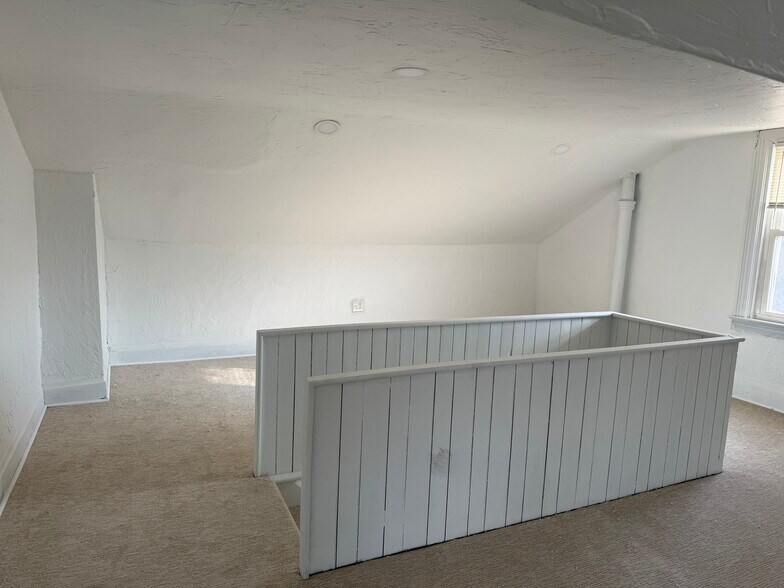 Building Photo - 226 W Sycamore St