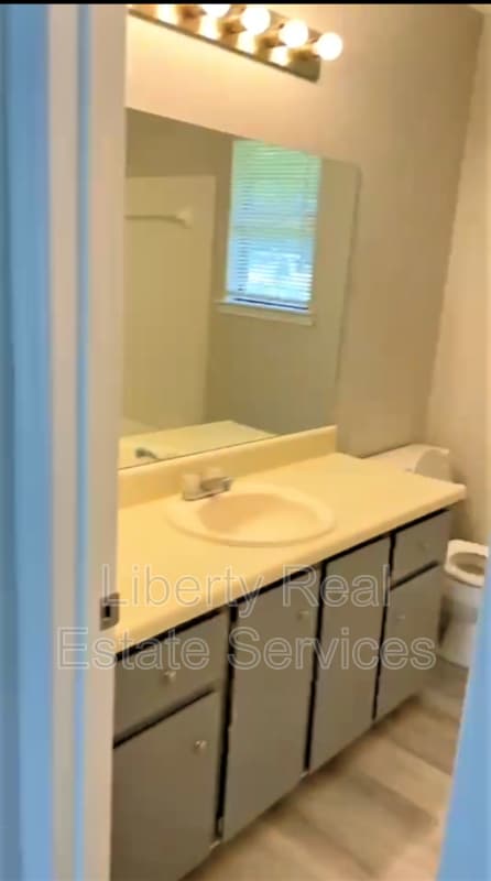 Building Photo - 105 Maid Marian Ct