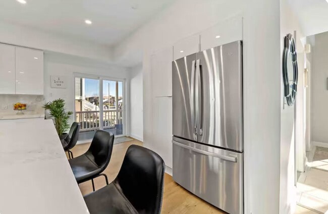 Building Photo - 909 N Burghley Ave