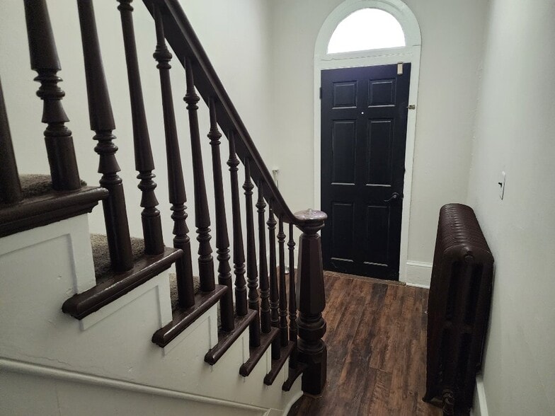 Stairway to 3beds and bathroom - 601 Delaware St