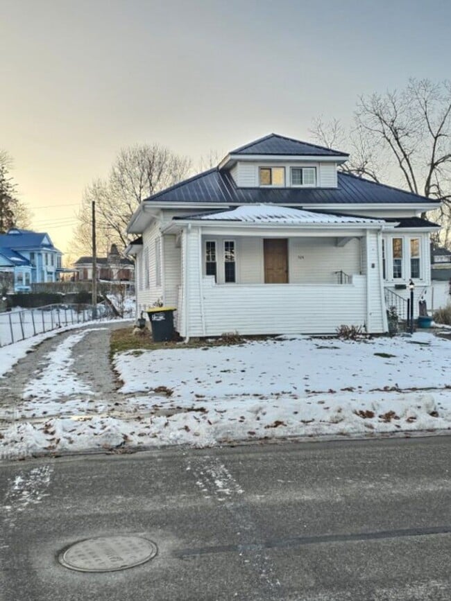 Building Photo - Updated 2 Bedroom (with flex/office space), 2.5 Bath Home with Attached Garage – $1,695/Month