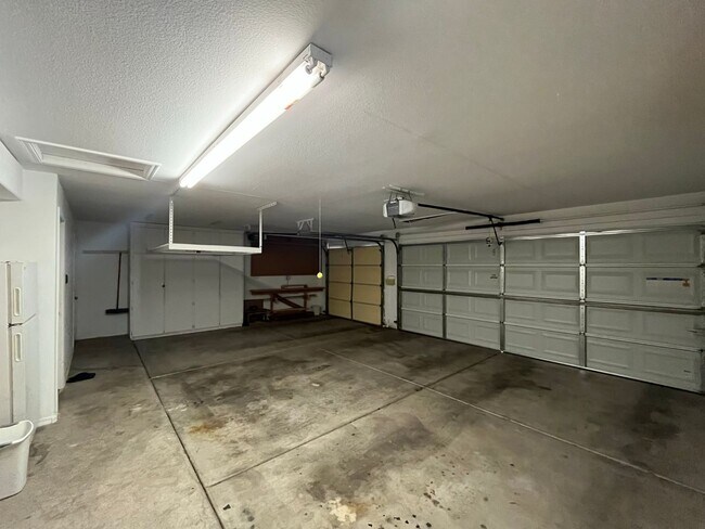Building Photo - 4 Bedroom Home Near N McQueen Rd and E Cha...