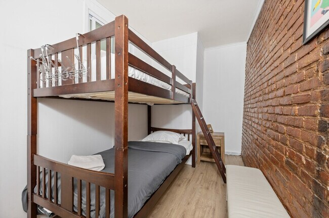 Building Photo - 301 W 31st St