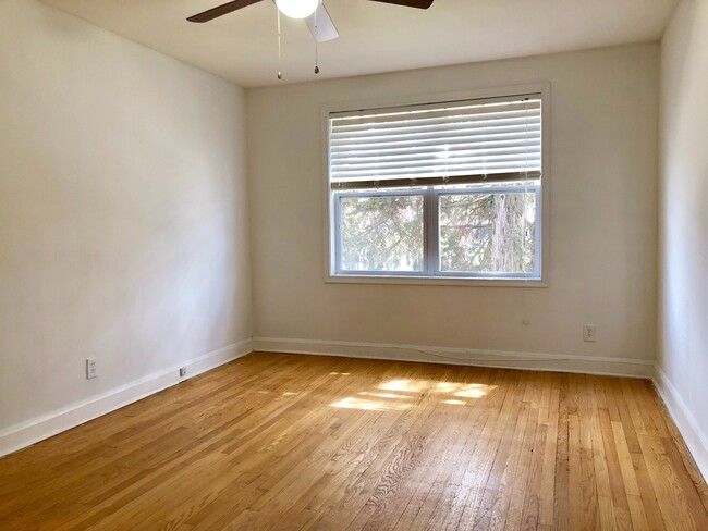 Building Photo - Updated 3 Bedroom Townhome - Edmondson/Hun...