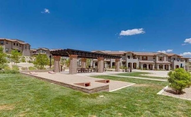 Building Photo - Stunning Summerlin 3 bedroom Townhouse in Gated Community