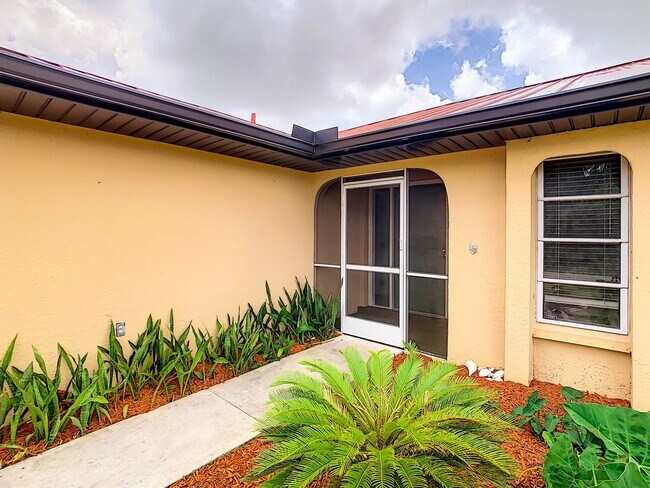 Building Photo - Port Charlotte Waterfront Pool Home - Grea...