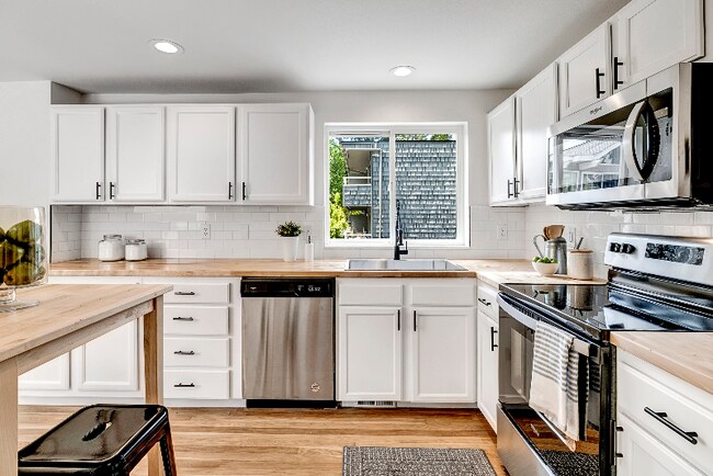 Building Photo - 4727 Sand Point Way NE