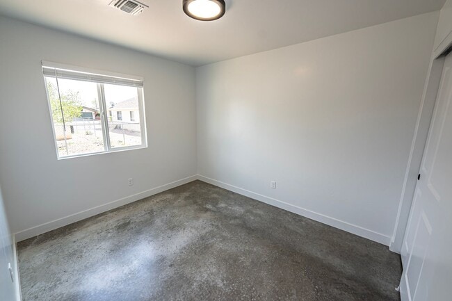 Building Photo - 4 Bedroom 2 Bathroom Home