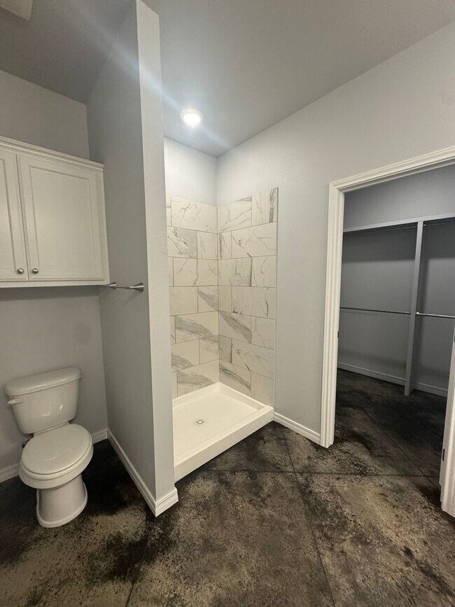 Building Photo - Located in Glendale!!!4bedrooms 2bathrooms...