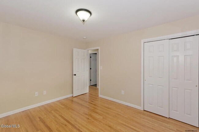 Building Photo - 614 Park Ave