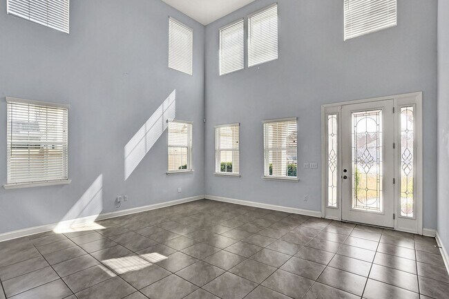 Building Photo - Beautiful 5/4 Home with Over 4k sqft, Fenced in Yard & 3 Car Garage! Pet friendly!