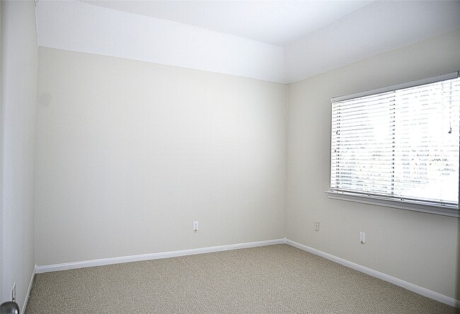 Building Photo - 218 Heathbrook Ln