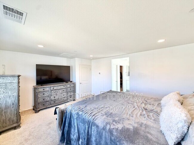 Building Photo - 30120 Crescent Pointe Wy
