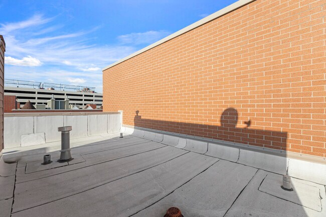 Building Photo - 720 W Evergreen-1