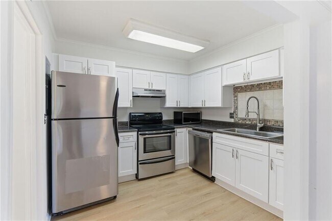 Building Photo - 6520 Roswell Rd NE