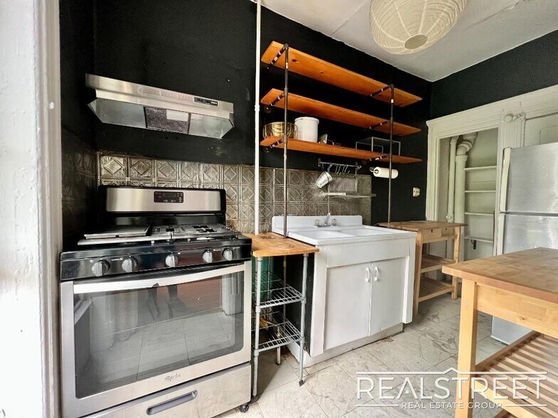 Building Photo - Charming 1 BED in Bed Stuy Brownstone!