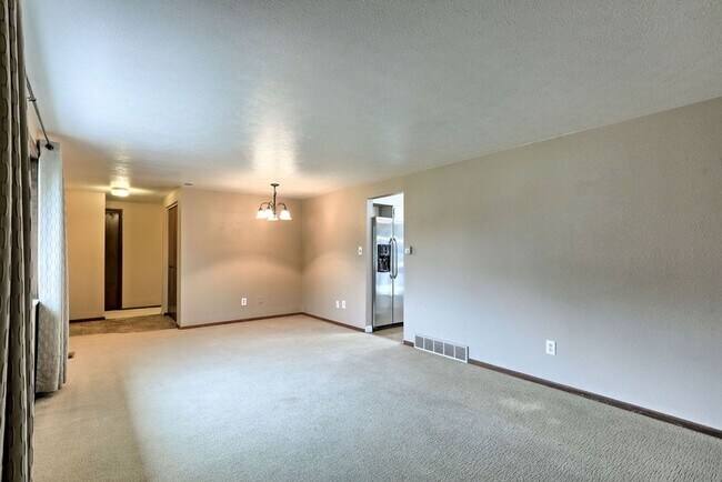 Building Photo - 2 Bedroom Ranch in Loveland with finished ...