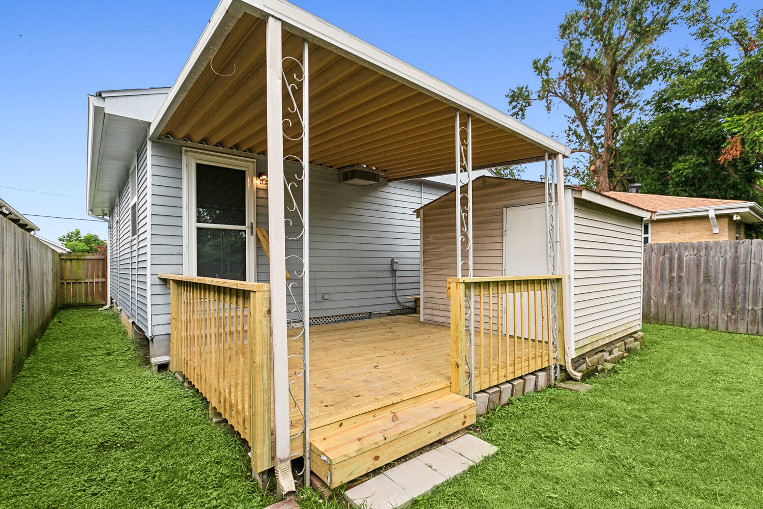 Large outdoor deck - 209 Vine St