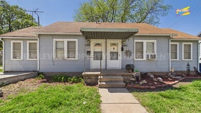 Building Photo - 413 E 6th St