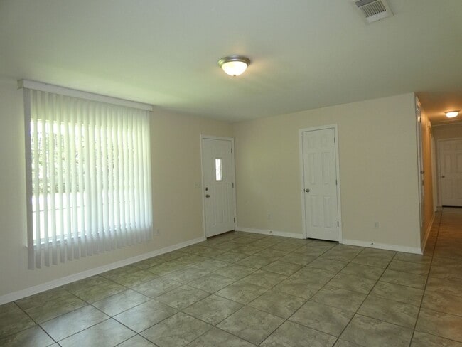 Building Photo - Charming 3-Bedroom Home - Spacious Layout