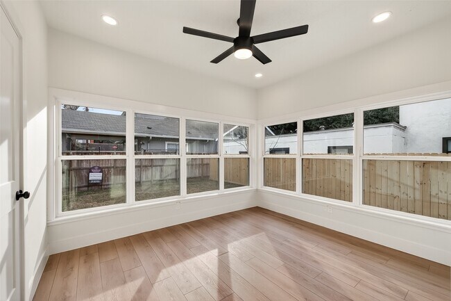 Building Photo - 4413 Roseland St