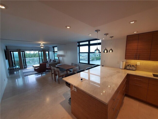 Building Photo - 1401 N Riverside Dr