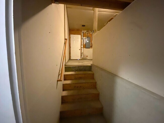 Building Photo - 3 bed Twinhome!!