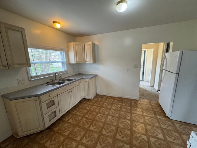 Building Photo - 3 bedroom 1 bathroom ranch with fenced bac...