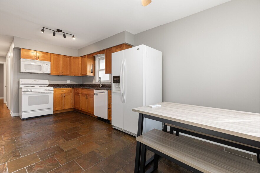 Building Photo - 311 Maple Ave