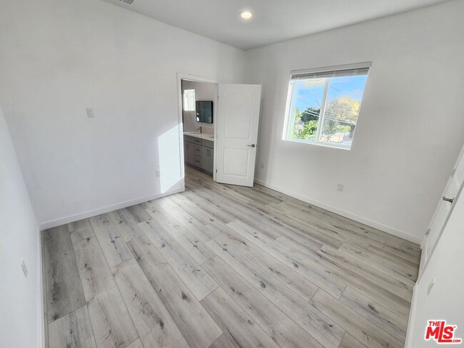 Building Photo - 11618 Balboa Blvd