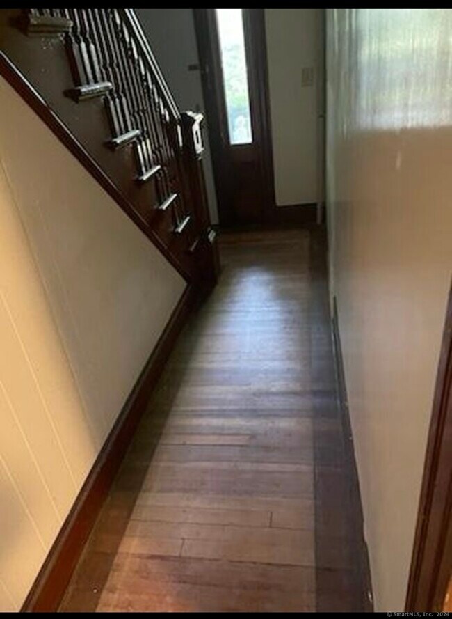 Building Photo - 350 Center St