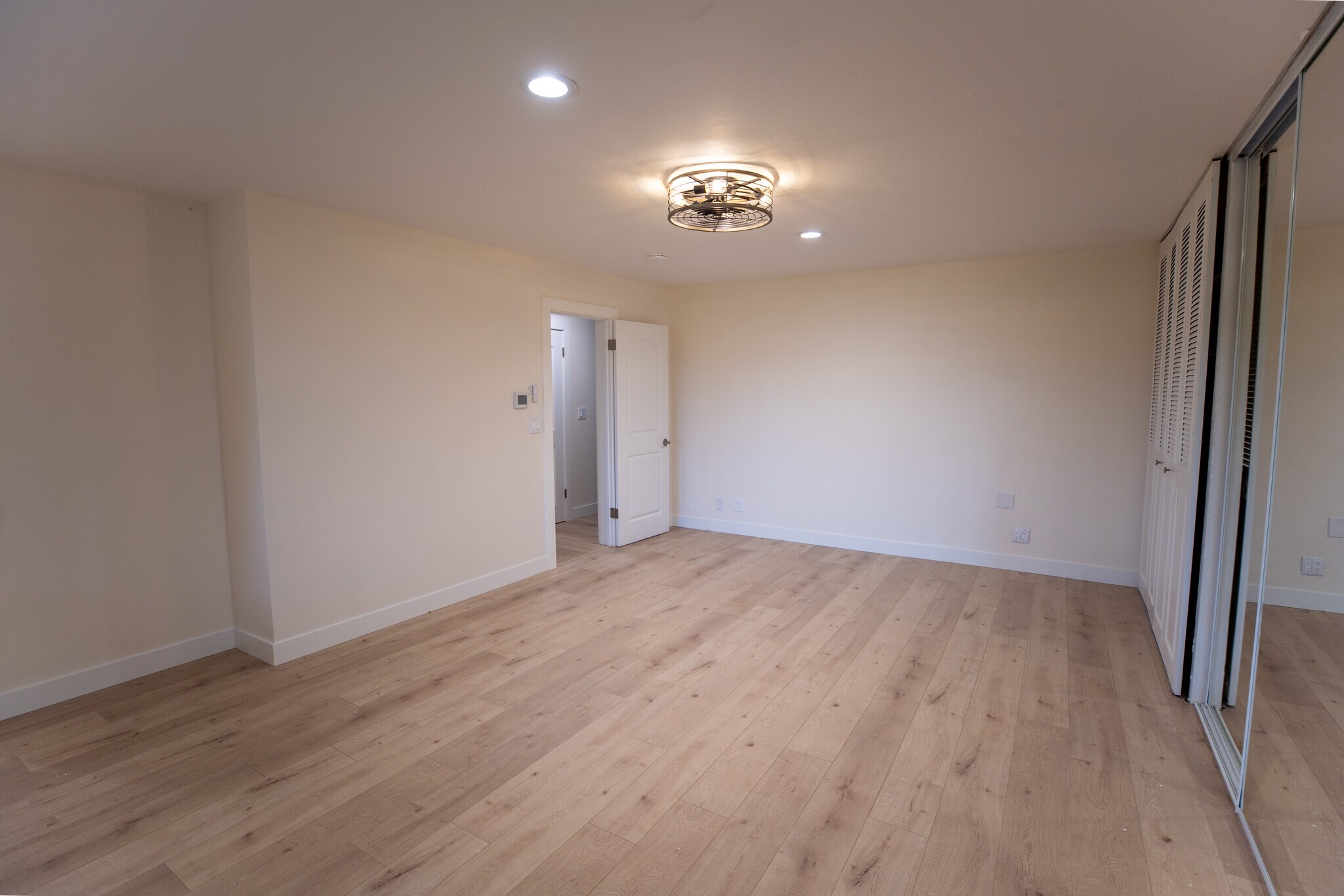 Building Photo - 384 Crazy Horse Canyon Rd