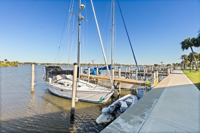 Building Photo - Spacious Riverview 1B/1B Condo