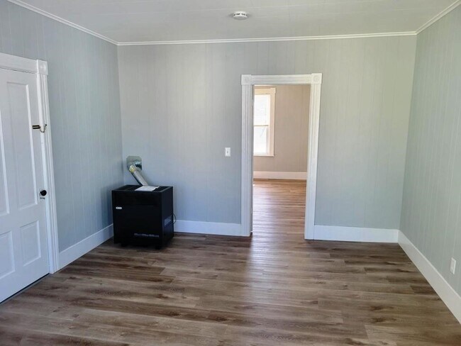 Building Photo - 73 Esther St