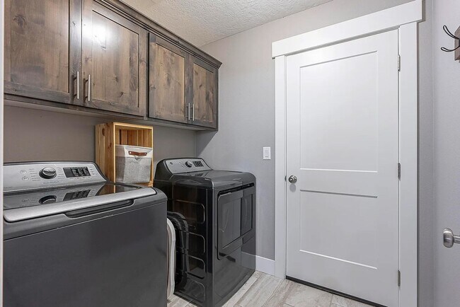Building Photo - Modern 4BD/3BA Rental with Garage & Fenced...