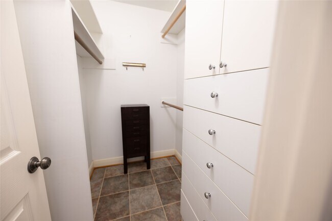 Building Photo - 7546 Maple Tree Dr