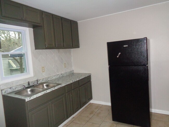 Building Photo - 2 Bdroom 1 Bath Home