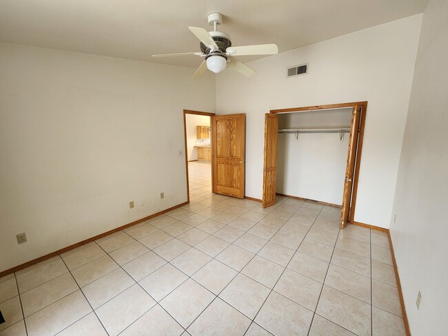 Building Photo - 2100 Hickory Dr