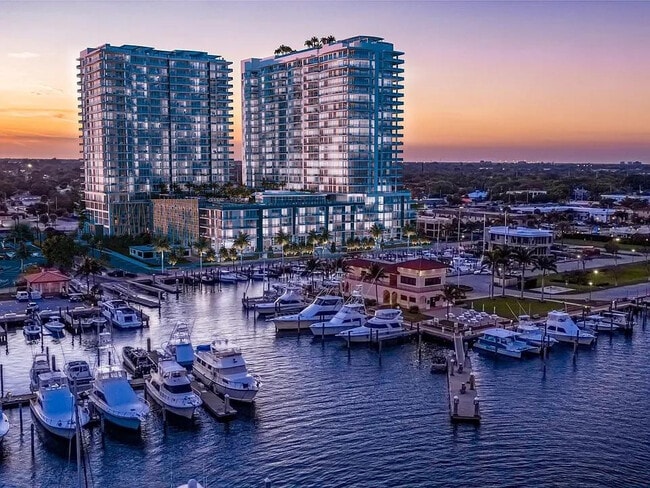 Building Photo - 220 Lake Shore Dr