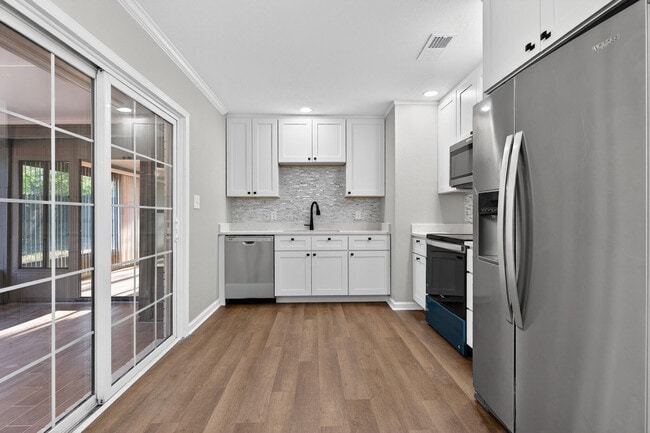 Building Photo - 420 Paradise Rd