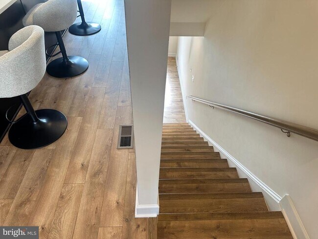 Building Photo - 127 Capital Ct