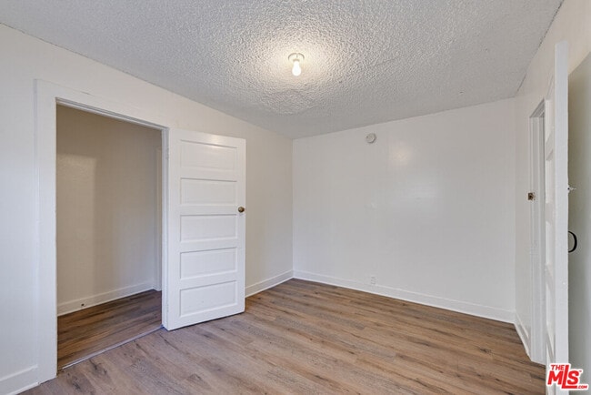 Building Photo - 220 E Vernon Ave