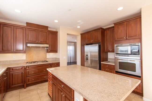 Building Photo - 4 Bed / 2.5 Bath Home with Premium Panoram...