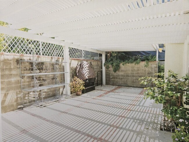 Building Photo - 11861 Laurelwood Dr