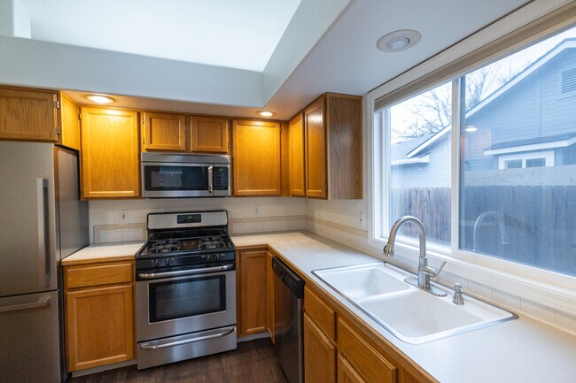 Building Photo - 164 S Silverwood Way