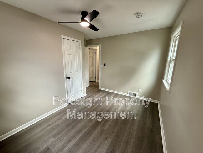 Building Photo - 654 E 240th St