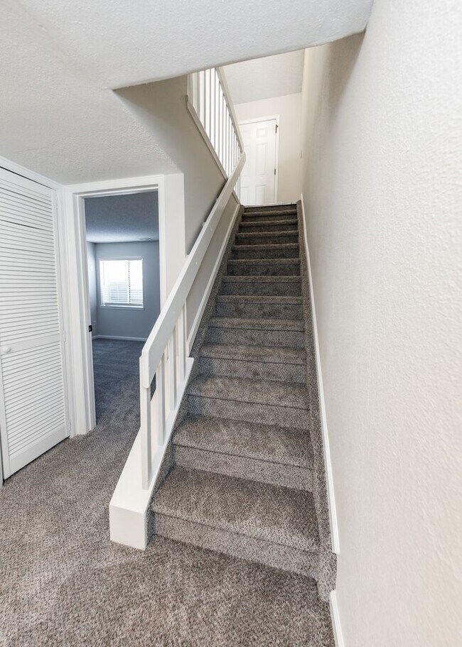 Building Photo - Lovely End Unit 2 Bed Condo, Centrally Located