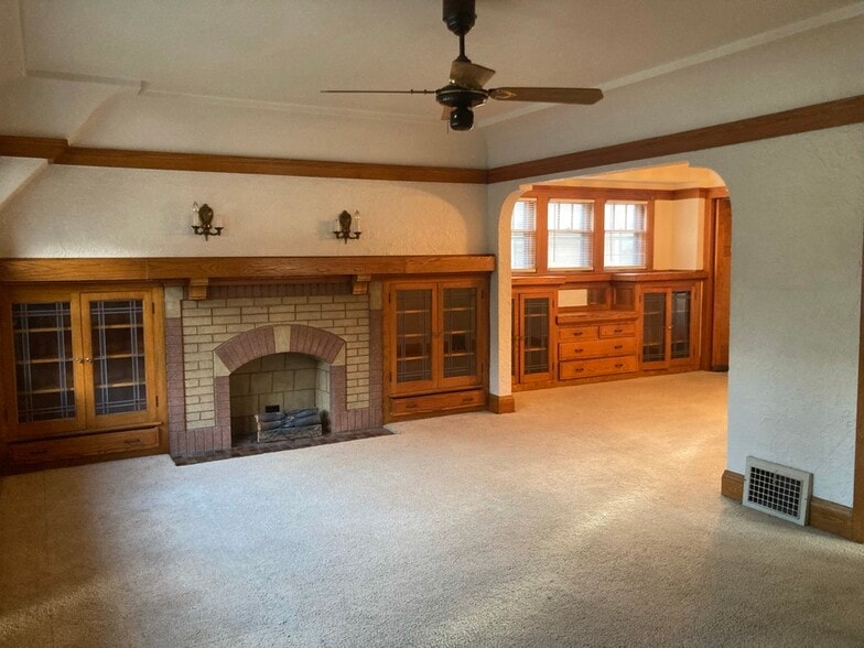 Primary Photo - 2569 N 61st St